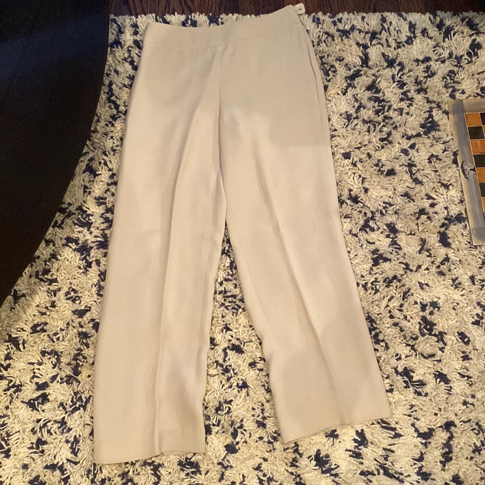 These are size 38 in Italy size 8 in USA. They are Giorgio Armani.